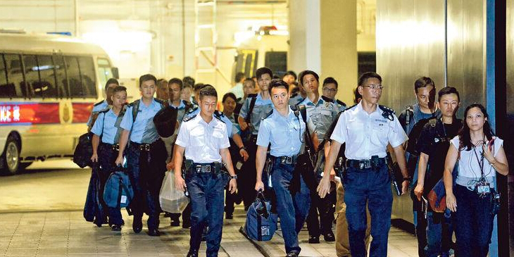 [视频]香港政改方案表决 警察进立法会大楼候勤