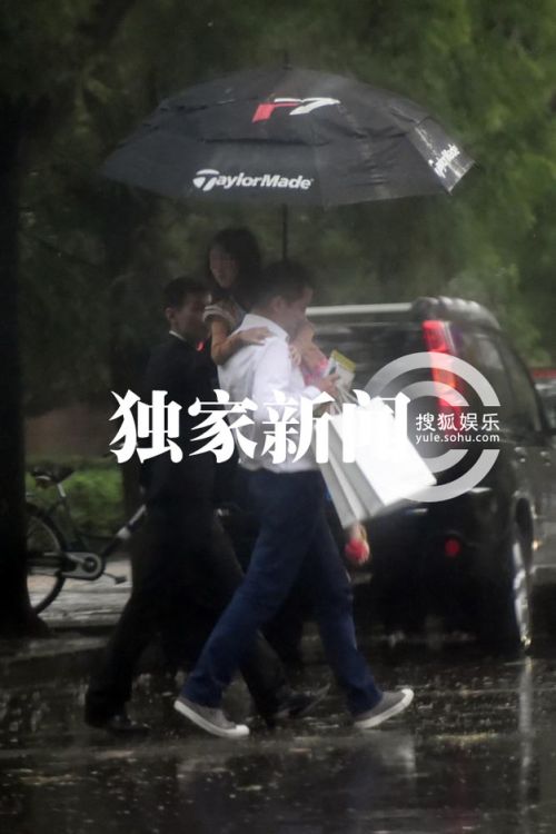 [视频]李亚鹏带家人会神秘女子 雨中抱李嫣过马路