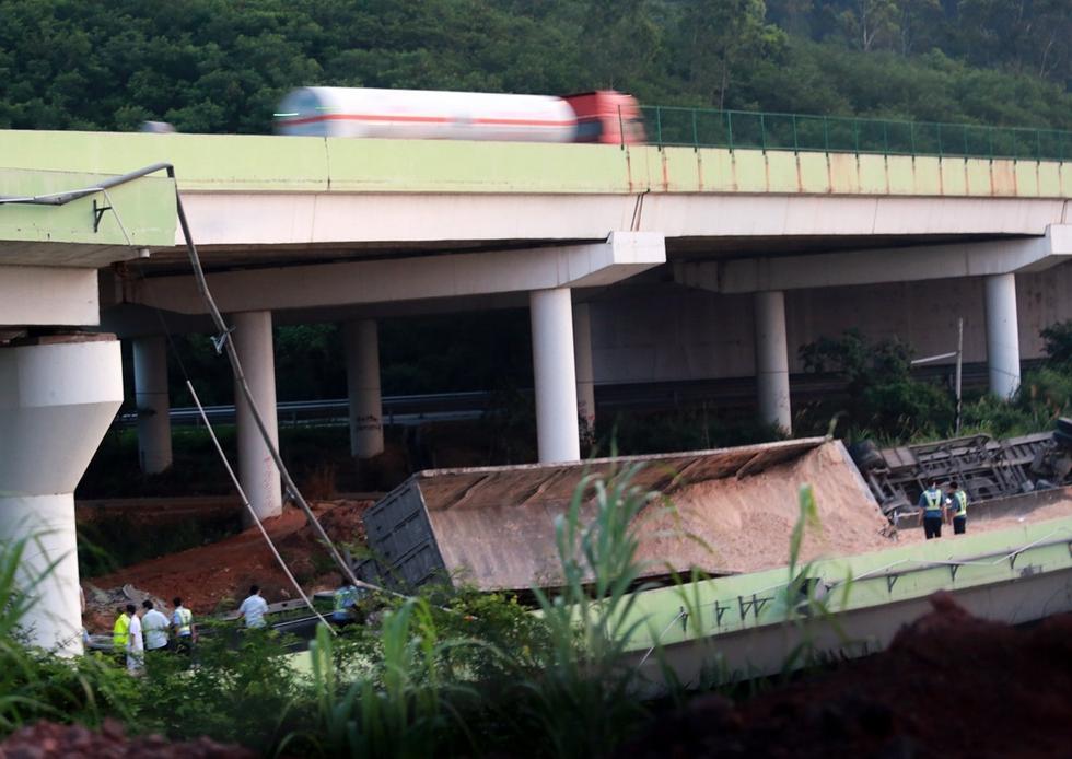 [视频]粤赣高速匝道突然断裂致多车坠落1死多伤