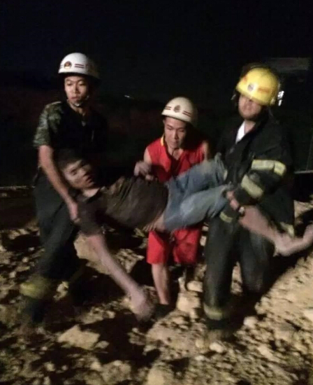 [视频]粤赣高速匝道突然断裂致多车坠落1死多伤