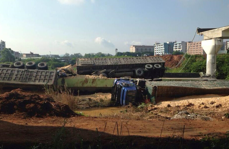 [视频]粤赣高速匝道突然断裂致多车坠落1死多伤