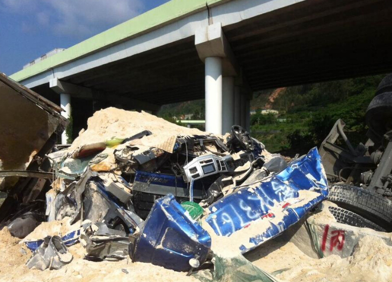 [视频]粤赣高速匝道突然断裂致多车坠落1死多伤