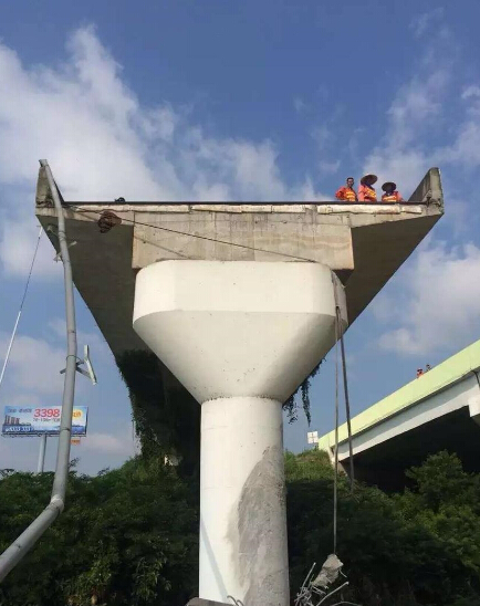 [视频]粤赣高速匝道突然断裂致多车坠落1死多伤