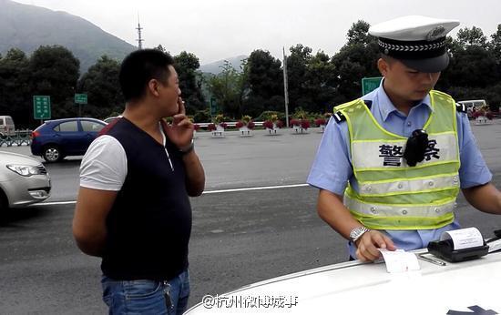 [视频]浙江一疯狂男司机边挂点滴边打电话边开车