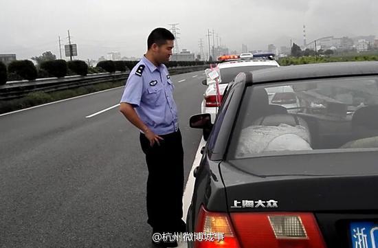 [视频]浙江一疯狂男司机边挂点滴边打电话边开车