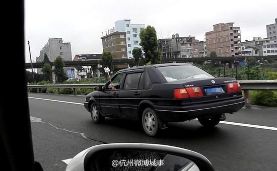 [视频]浙江一疯狂男司机边挂点滴边打电话边开车