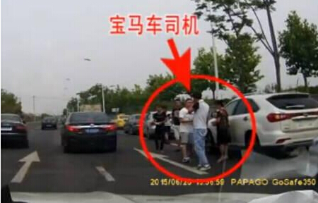 [视频]记录仪拍下南京宝马车祸全程 瞬间撞碎马自达