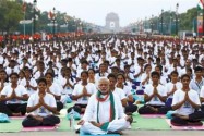 [视频]实拍印总理莫迪率4.5万民众秀瑜伽 庆祝瑜伽日