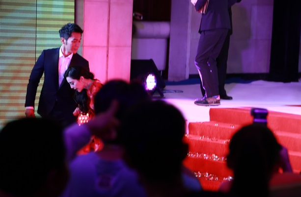 范冰冰摔倒李晨忙扶 两人深情对视似求婚场面