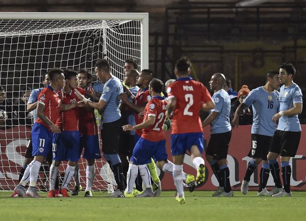 [视频]美洲杯-伊斯拉绝杀卡瓦尼染红 智利1-0九人乌拉圭进四强