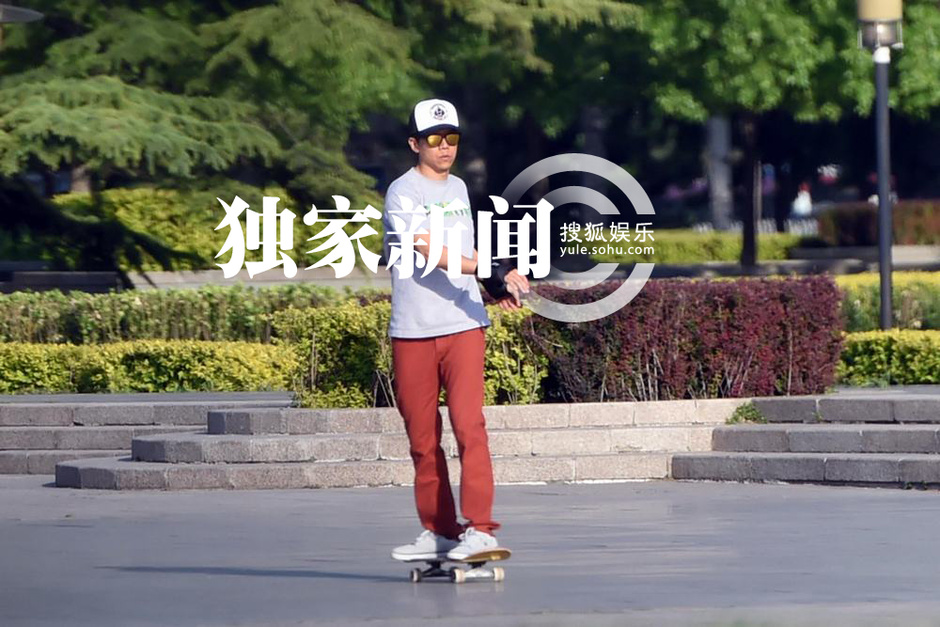 [视频]童心未泯 夏雨玩滑板高难度动作不断