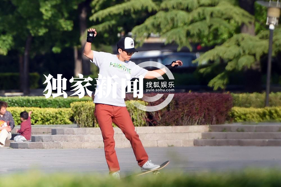 [视频]童心未泯 夏雨玩滑板高难度动作不断