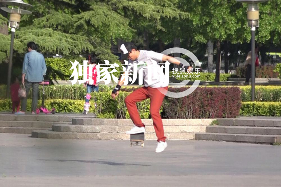 [视频]童心未泯 夏雨玩滑板高难度动作不断