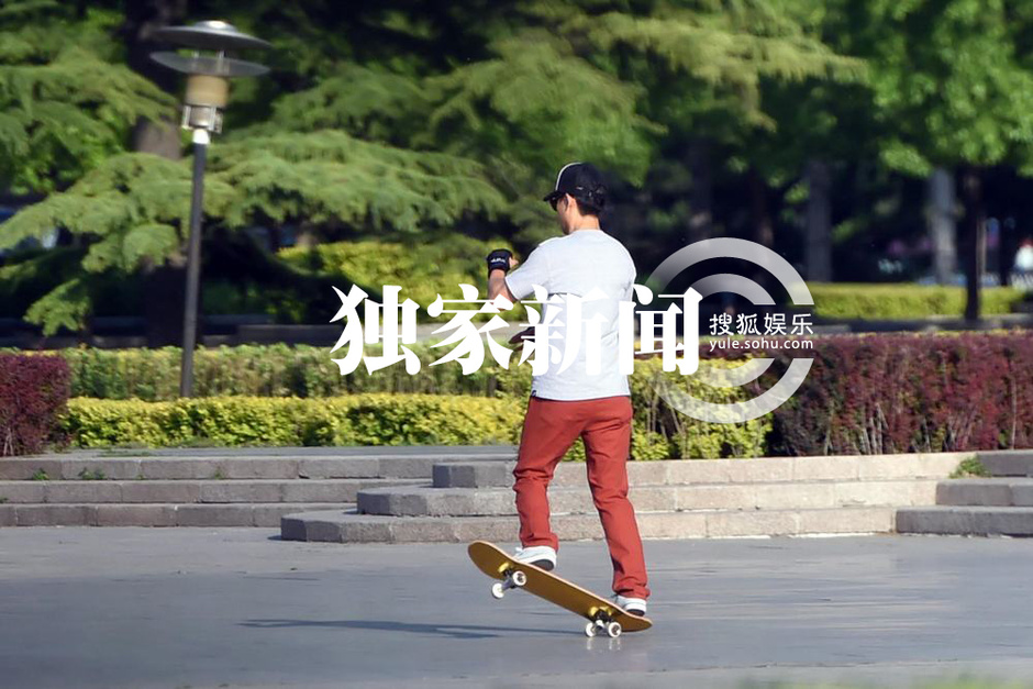[视频]童心未泯 夏雨玩滑板高难度动作不断