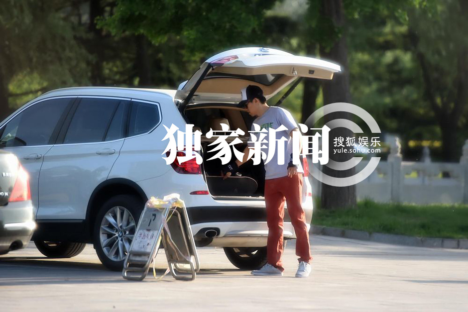 [视频]童心未泯 夏雨玩滑板高难度动作不断