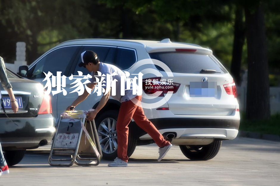 [视频]童心未泯 夏雨玩滑板高难度动作不断