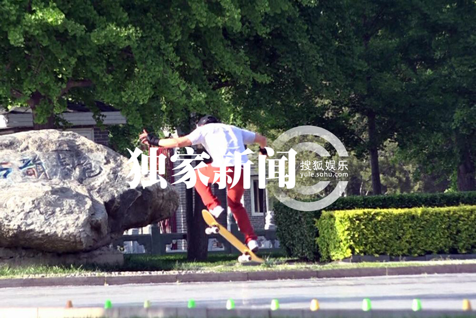 [视频]童心未泯 夏雨玩滑板高难度动作不断