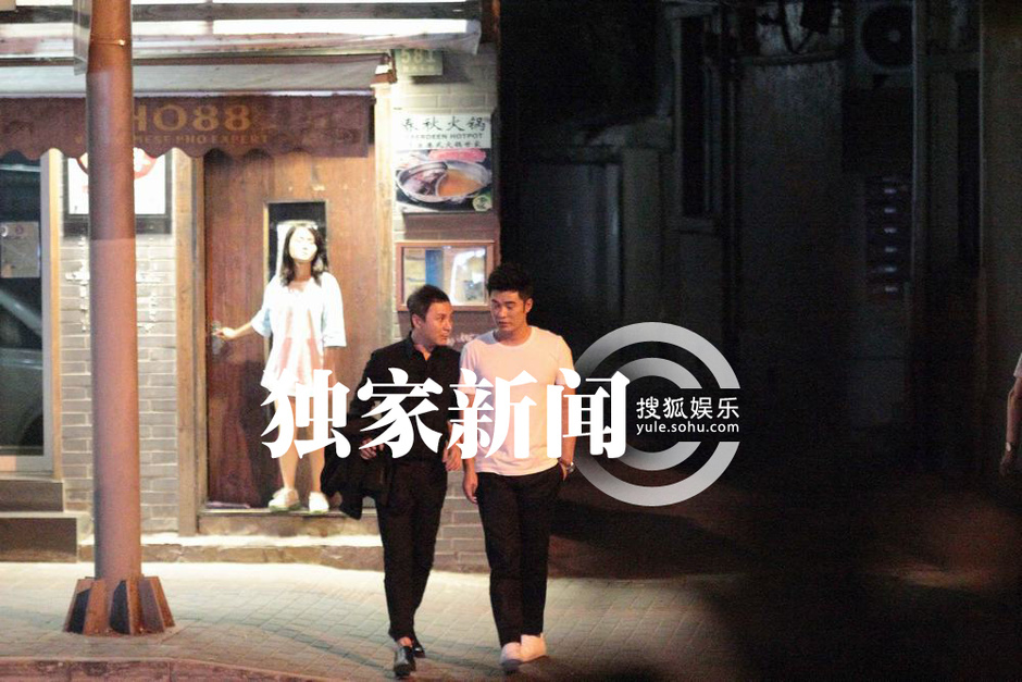 [视频]走出婚变 陈赫夜会友人当街飞吻心情靓