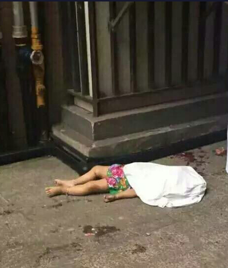 [视频]大人抱孩子在飘窗上打电话 孩子不慎坠亡