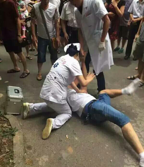 [视频]大人抱孩子在飘窗上打电话 孩子不慎坠亡