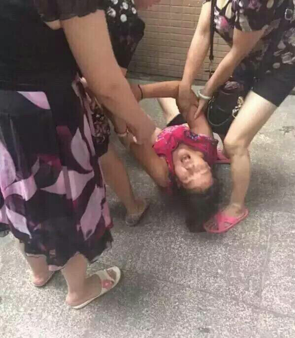 [视频]大人抱孩子在飘窗上打电话 孩子不慎坠亡