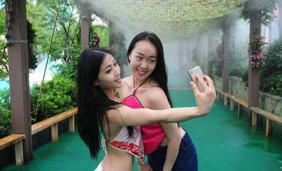[视频]杭州女学生穿肚兜拍毕业照 网友：太清凉了
