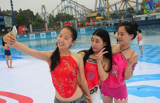[视频]杭州女学生穿肚兜拍毕业照 网友：太清凉了