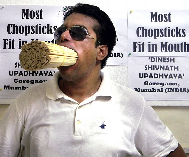 [视频]印度男子成世界第一大嘴 轻松叼208支筷子