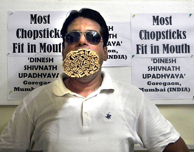 [视频]印度男子成世界第一大嘴 轻松叼208支筷子