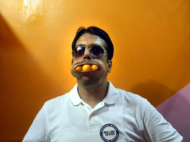 [视频]印度男子成世界第一大嘴 轻松叼208支筷子