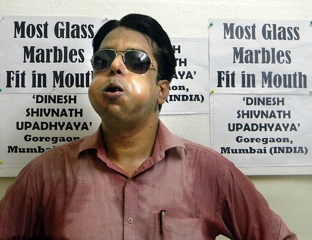 [视频]印度男子成世界第一大嘴 轻松叼208支筷子