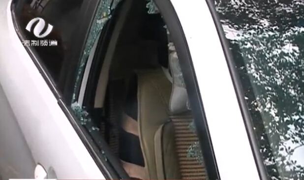 株洲：多台小车车窗被砸 