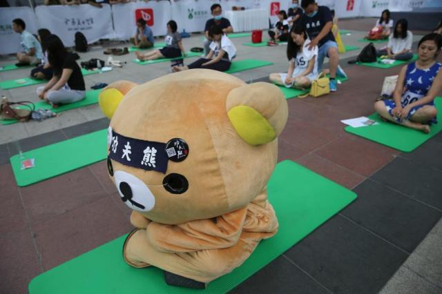 [视频]北京举行发呆大赛 排排坐放空自己两小时