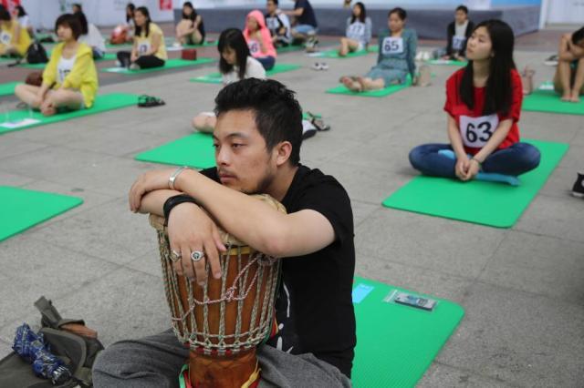 [视频]北京举行发呆大赛 排排坐放空自己两小时