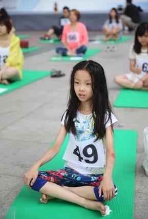 [视频]北京举行发呆大赛 排排坐放空自己两小时