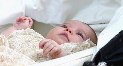 [视频]英国小公主夏洛特受洗 一家四口首见民众