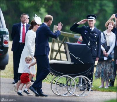 [视频]英国小公主夏洛特受洗 一家四口首见民众