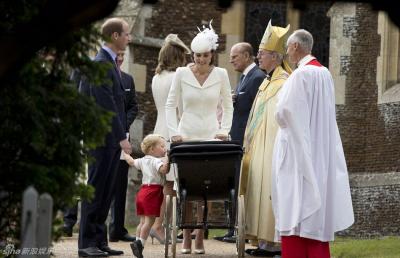 [视频]英国小公主夏洛特受洗 一家四口首见民众