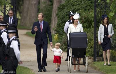 [视频]英国小公主夏洛特受洗 一家四口首见民众
