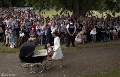 [视频]英国小公主夏洛特受洗 一家四口首见民众