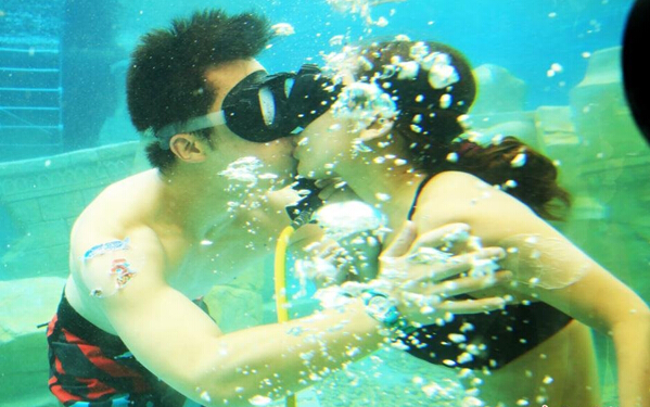 [视频]上海举行水下接吻大赛 情侣“潜吻”秀恩爱