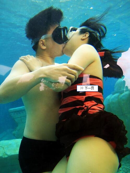 [视频]上海举行水下接吻大赛 情侣“潜吻”秀恩爱