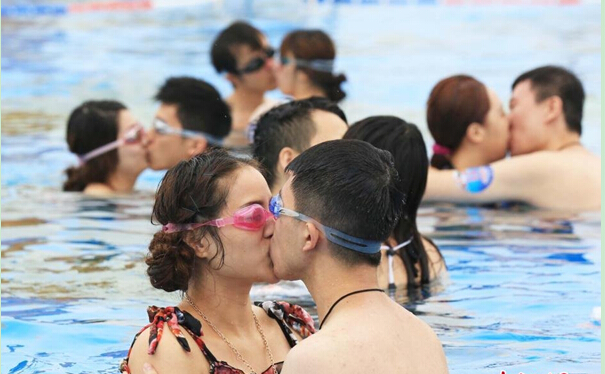 [视频]上海举行水下接吻大赛 情侣“潜吻”秀恩爱