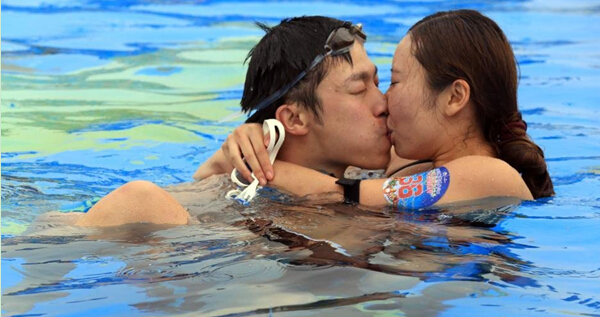 [视频]上海举行水下接吻大赛 情侣“潜吻”秀恩爱