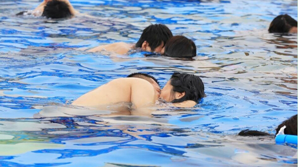 [视频]上海举行水下接吻大赛 情侣“潜吻”秀恩爱