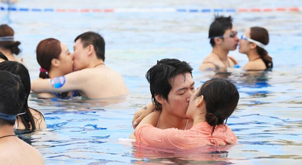 [视频]上海举行水下接吻大赛 情侣“潜吻”秀恩爱
