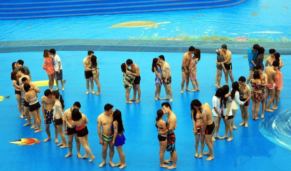 [视频]上海举行水下接吻大赛 情侣“潜吻”秀恩爱