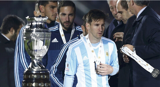 [视频]智利点球大战4-1阿根廷首夺冠!梅西拒绝领取美洲杯MVP！