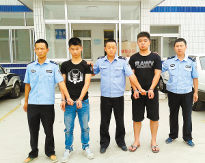 [视频]睡衣女遭3人持刀劫持 用眼神向民警求助获救