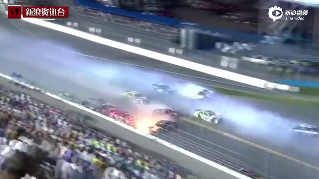 [视频]实拍美国9辆赛车连环相撞 赛车撞护栏解体